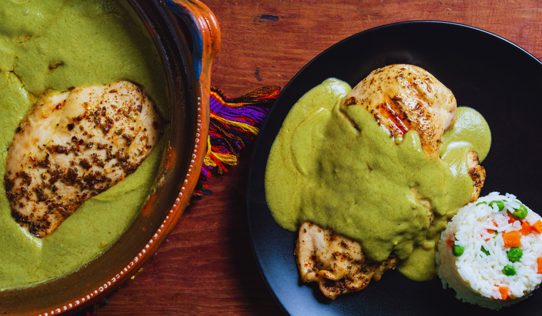 Esta receta puede adaptarse fácilmente sustituyendo pollo por cerdo, pavo o vegetales como calabacitas. Esta receta puede adaptarse fácilmente sustituyendo pollo por cerdo, pavo o vegetales como calabacitas.