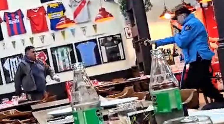 Momento en que el hombre amenaza al policía Foto: captura video