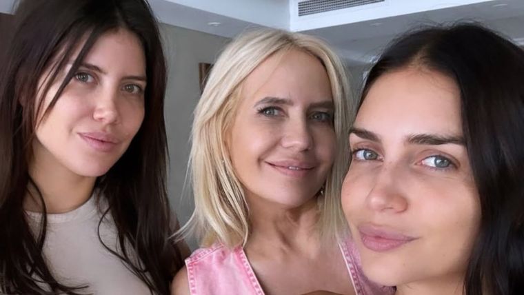 Las hermanas Nara con su madre. Las hermanas Nara con su madre.