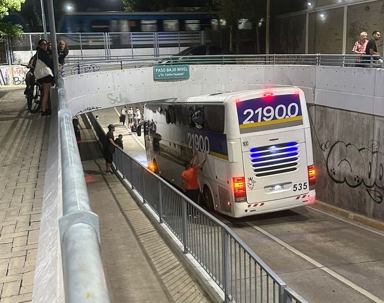 Según testigos, el choque no habría sido un error de cálculo del chofer por cuenta propia, sino la consecuencia de un operativo policial deficiente.