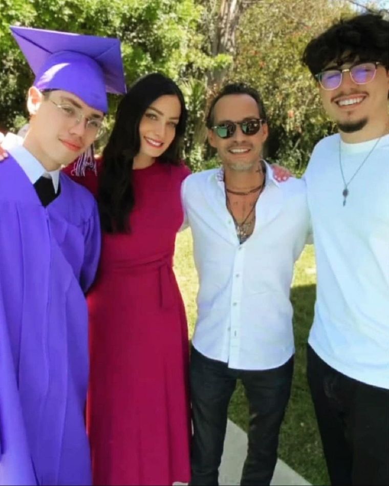 Marc Anthony junto a su exesposa Dayanara Torres y sus dos hijos