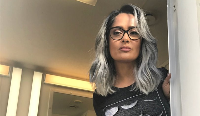 Salma Hayek le contó a sus followers cómo hace para lidiar con las canas. Foto: Instagram @jennifer_yepez