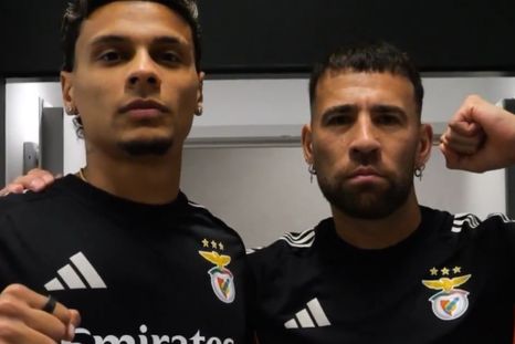 Richard Ríos y Nicolás Otamendi pasaron de ser enemigos a ser compañeros en Benfica. Foto: captura de TV. Richard Ríos y Nicolás Otamendi pasaron de ser enemigos a ser compañeros en Benfica. Foto: captura de TV.