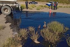El camión cisterna dejó un derrame de 500 m3 de crudo en la ruta. Foto: Energía y Ambiente Mendoza El camión cisterna dejó un derrame de 500 m3 de crudo en la ruta. Foto: Energía y Ambiente Mendoza