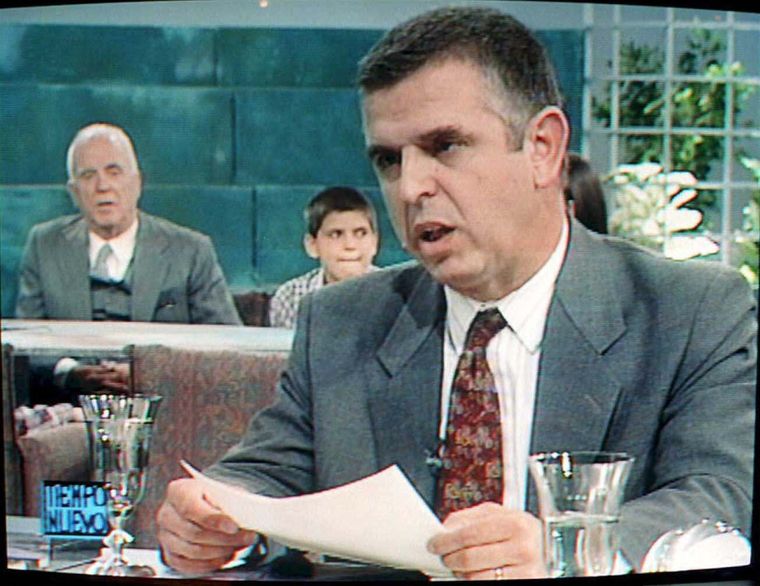 Cabecilla de la organización Montoneros, Mario Firmenich, interpelado por Bernardo Neustadt y Mariano Grondona en los años 90. Nada se pierde, todo se transforma. Cabecilla de la organización Montoneros, Mario Firmenich, interpelado por Bernardo Neustadt y Mariano Grondona en los años 90. Nada se pierde, todo se transforma.