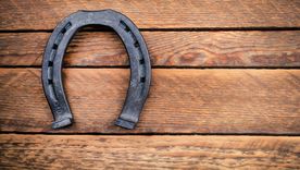 La razón ancestral de colgar una herradura en tu puerta