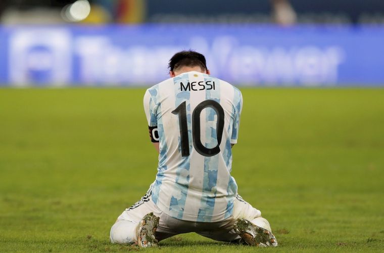 Messi rompió en llanto con el pitazo final del partido: es campeón de América. Foto: EFE