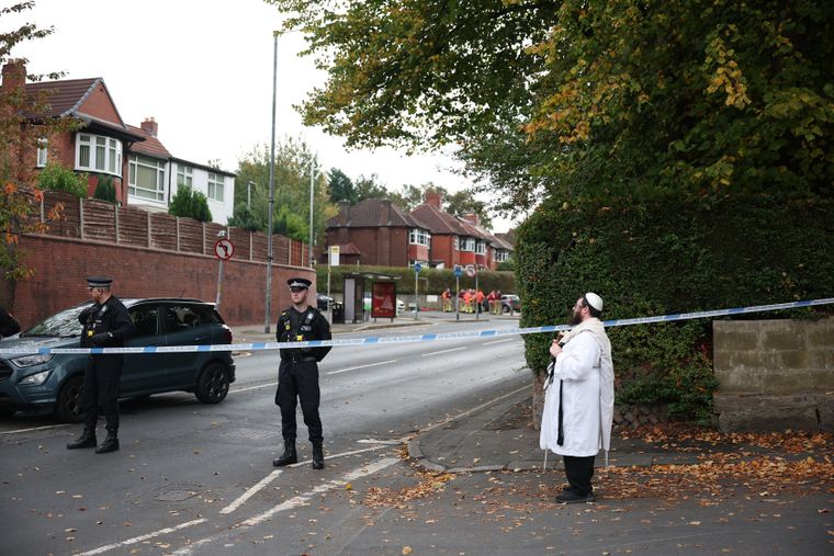 El hecho se produjo en una sinagoga en Manchester y llevó a reforzar la seguridad en todas las sinagogas del Reino Unido.