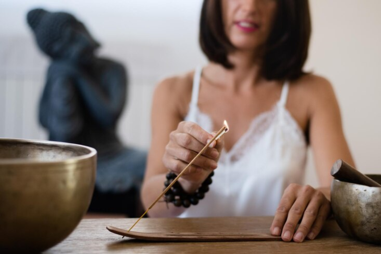 Estos son los rituales más afectivos para limpiar las malas energías en la casa Foto: Freepick