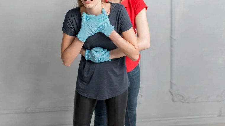 Ante un atragantamiento con comida existe una maniobra conocida como “de Heimlich” que puede salvar la vida de la persona. Foto: Archivo MDZ