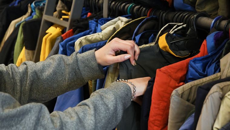 Descuento en ropa en un supermercado conocido.