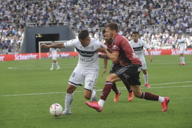 Gran partido en el estadio Ciudad de La Plata Foto: Télam