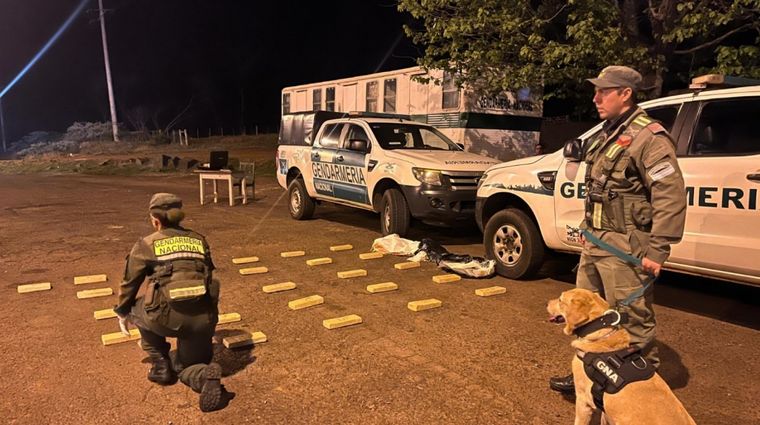 Los efectivos hallaron 26 paquetes con marihuana en una bolsa arpillera. Foto: Gendarmería Nacional