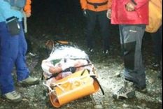 En un operativo de rescate extremo que demandó ocho horas en la cordillera de Neuquén, se logró asistir a una anciana aislada por la nieve.