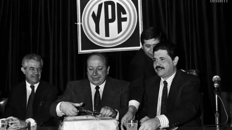 Dromi encabeza en 1990 la apertura de sobres de los oferentes para la privatización de YPF, acompañado por José Estenssoro, por entonces titular de la compañía, y el secretario de Energía, Julio César Aráoz.