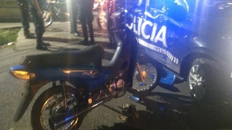 La moto y el móvil de la Policía Foto: Ministerio de Seguridad