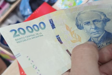 Los salaros crecieron en julio, pero siguen muy atrás de la inflación anual Los salaros crecieron en julio, pero siguen muy atrás de la inflación anual