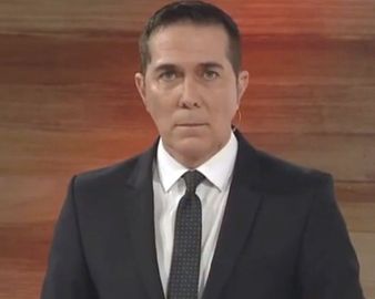El comunicador y una cara lejos de la formalidad.