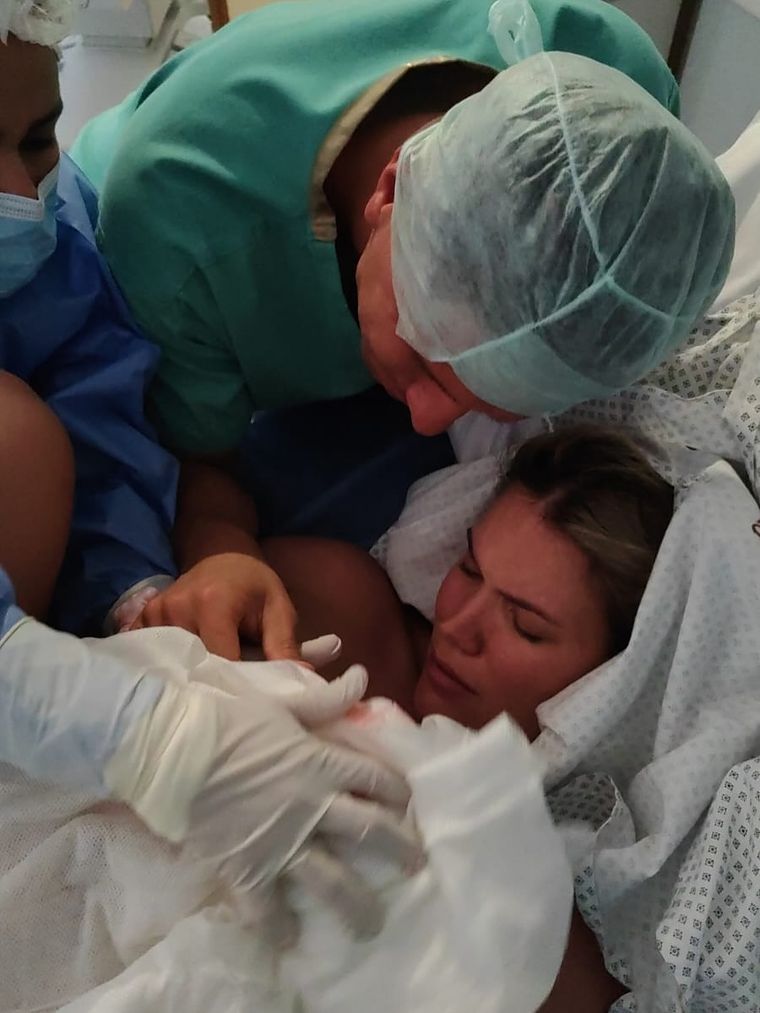 La pareja se mostró feliz en el hospital. La pareja se mostró feliz en el hospital.