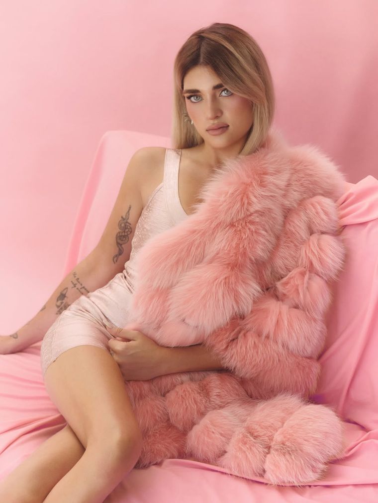 La joven posó con un abrigo de peluche y un vestido satinado que resaltó su figura. La joven posó con un abrigo de peluche y un vestido satinado que resaltó su figura.