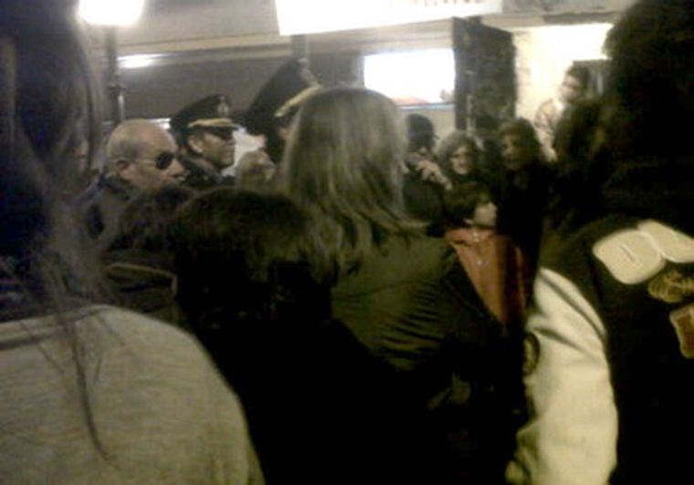 Los vecinos discutiendo con los policías. Foto: @luisgabrielmza vía Twitter