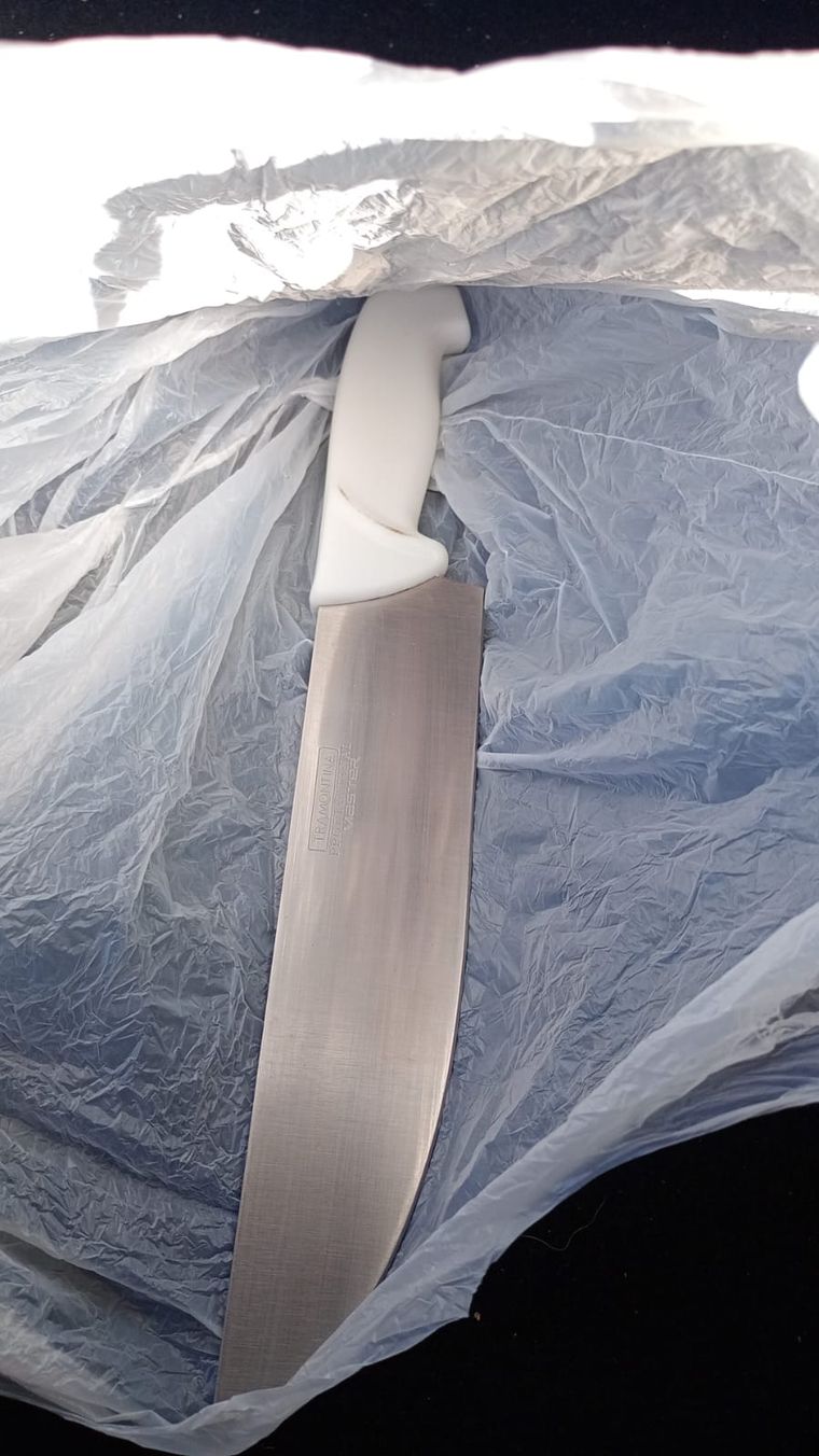 El cuchillo que le arrojó el malviviente a la víctima del robo. El cuchillo que le arrojó el malviviente a la víctima del robo.