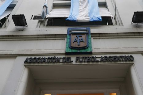 Sacudón en el fútbol argentino por las renuncias de los máximos dirigentes de un club de Primera. Sacudón en el fútbol argentino por las renuncias de los máximos dirigentes de un club de Primera.