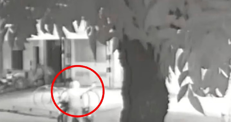 Uno de los malvivientes disparando Foto: Captura de video