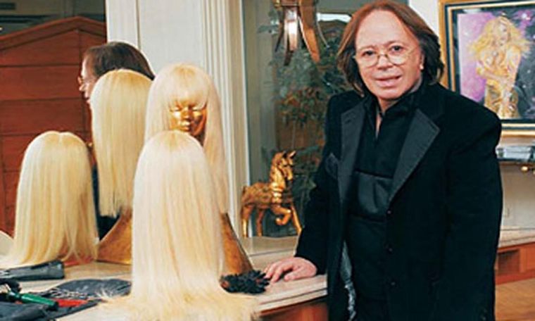 Miguel Romano junto a una de las pelucas de Susana