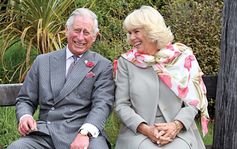 Foto: Macleans - https://www.macleans.ca/wp-content/uploads/2020/05/CAMILLA-DUCHESS-CORNWALL-PRINCE-CHARLES-PRINCESS-DIANA-TREBLE-MAY04.jpg