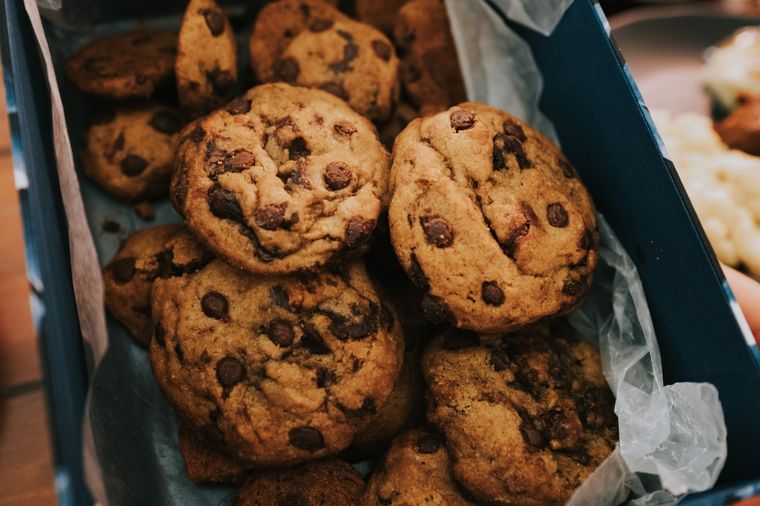 Las cookies de naranja con chips de chocolate son un clásico que no falla. Con pocos ingredientes, se preparan en pocos minutos. Foto: Unsplash