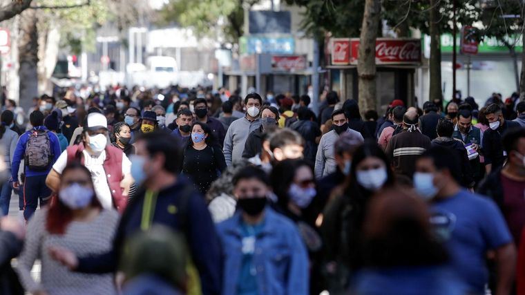 Gente caminando en Santiago de Chile. Foto: LaTercera.