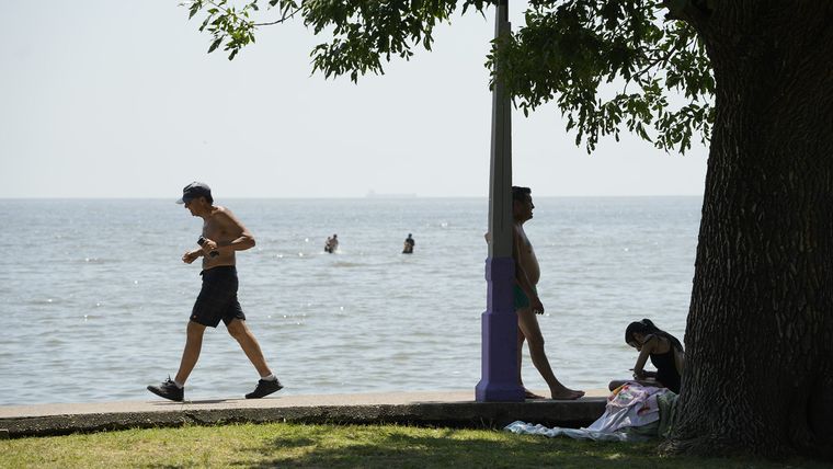 Muchos se acercan a los espejos de agua para refrescarse en medio de la ola de calor.