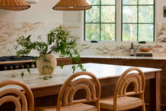 Los colores atemporales combinado con detalles metálicos en herrajes, muebles o accesorios logran darle más sensación de lujo a un espacio. Foto: Lulu y Georgia