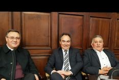 Al centro, Jorge Teves, junto a dos ex colegas del Senado.