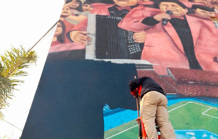 Ocultaron el mural que había en el Cementerio de los Elefantes en honor a Los Palmeras.