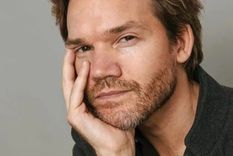 el susto tremendo de juan gil navarro con un colectivo que casi lo atropello