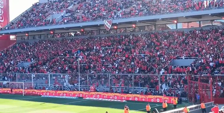 La bronca en Avellaneda explotó Los hinchas de Independiente apuntaron contra todos tras la sanción de la Conmebol. Foto: captura de TV.&nbsp;