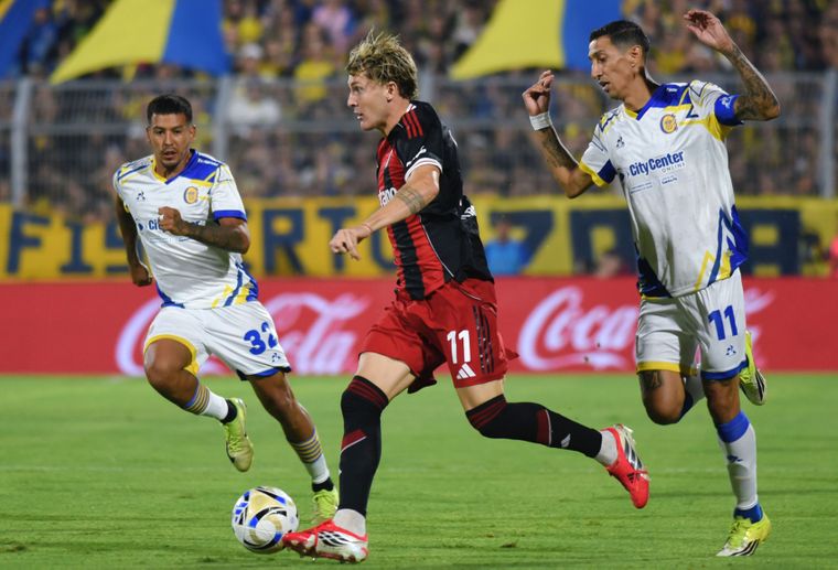 Facundo Colidio conduce el balón entre Coronel y Di María.&nbsp;