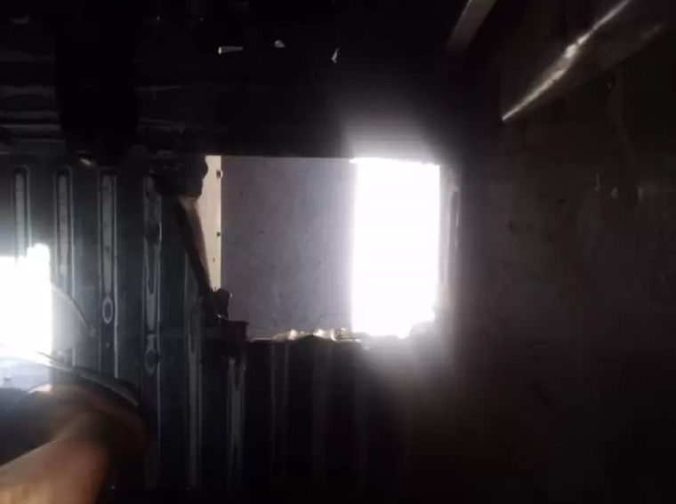 Agujero en un móvil por donde se escapó un preso Foto: Marcelo Ortiz. Diario Mendoza