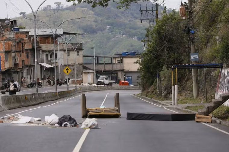 Los narcotraficantes robaron al menos 50 autobuses y los utilizaron para bloquear los accesos principales de la ciudad de Río de Janeiro.