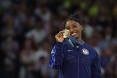 Simone Biles, la gimnasta norteamericana que brilla en los Juegos Olímpicos de París 2024, superó el bloqueo mental que la hizo abandonar la competencia en las instancias finales de Tokio 2020. Foto: EFE