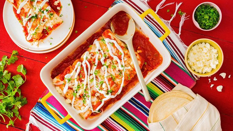 Aprende a preparar deliciosas enchiladas con pocos ingredientes. ¡A cocinar!