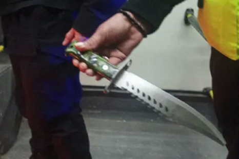 El impresionante cuchillo que sacó el detenido