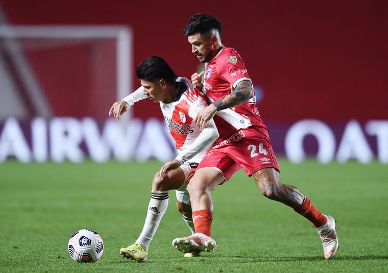 Elías López marca a Jorge Carrascal. Foto: Télam