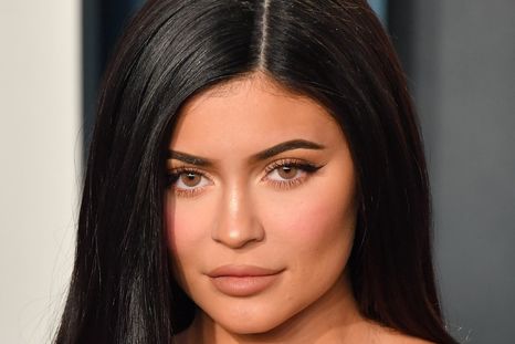 Foto: https://www.eonline.com/mx/news/1356318/kylie-jenner-responde-tras-ser-acusada-de-publicar-fotos-de-sus-hijos-para-encubrir-a-balenciaga