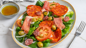 La receta solía servirse en celebraciones rurales como acompañamiento fresco y económico. La receta solía servirse en celebraciones rurales como acompañamiento fresco y económico.