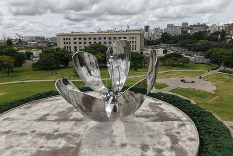 La Floralis Genérica vuelve a brillar y la Ciudad lo celebra con una gran fiesta este sábado en la Plaza de las Naciones Unidas.