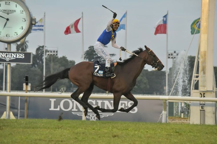 Tetaze y Gustavo Calvente cruzando el disco de la carrera de caballos más relevante de esta parte del continente. Se disputó en San Isidro (Foto gentileza José Maluf). Foto: Tetaze