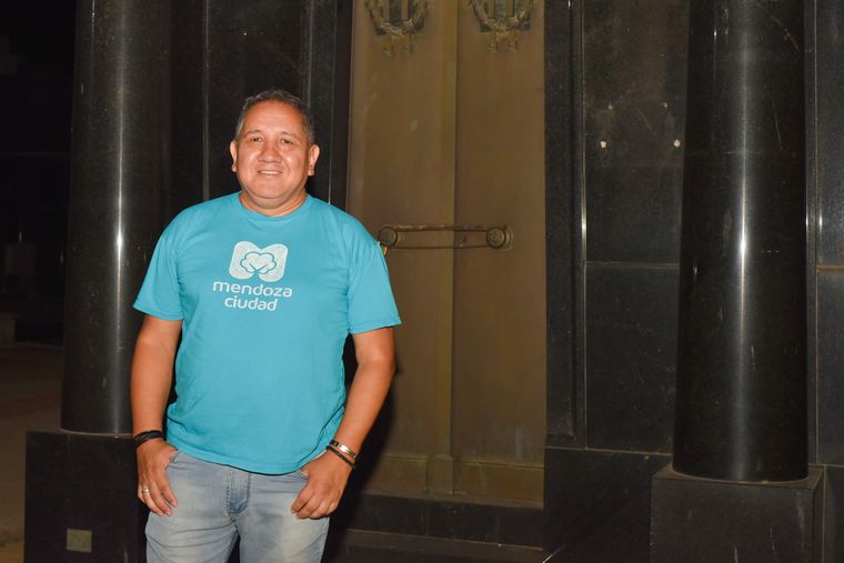 Juan Carlos González, el historiador que busca rescatar las voces del pasado entre las tumbas del cementerio de la Ciudad de Mendoza. Juan Carlos González, el historiador que busca rescatar las voces del pasado entre las tumbas del cementerio de la Ciudad de Mendoza.